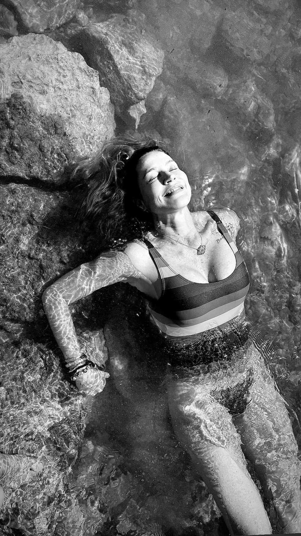 Luana Piovani aposta em maiô cavado e curte dia de Sol com mergulho no mar — Foto: Reprodução/Instagram