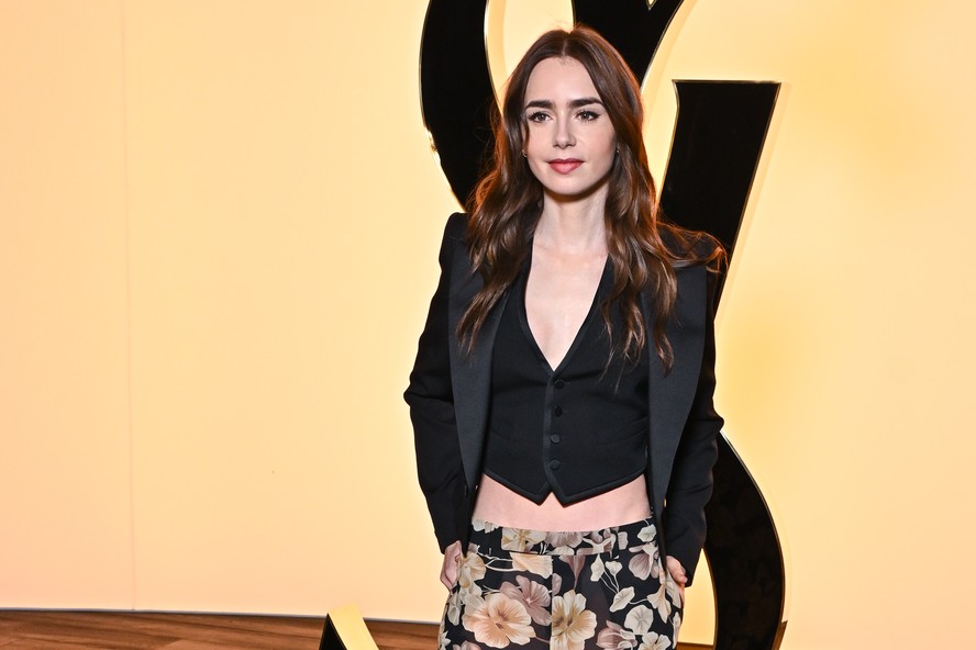 Lily Collins no desfile da Saint Laurent em Paris