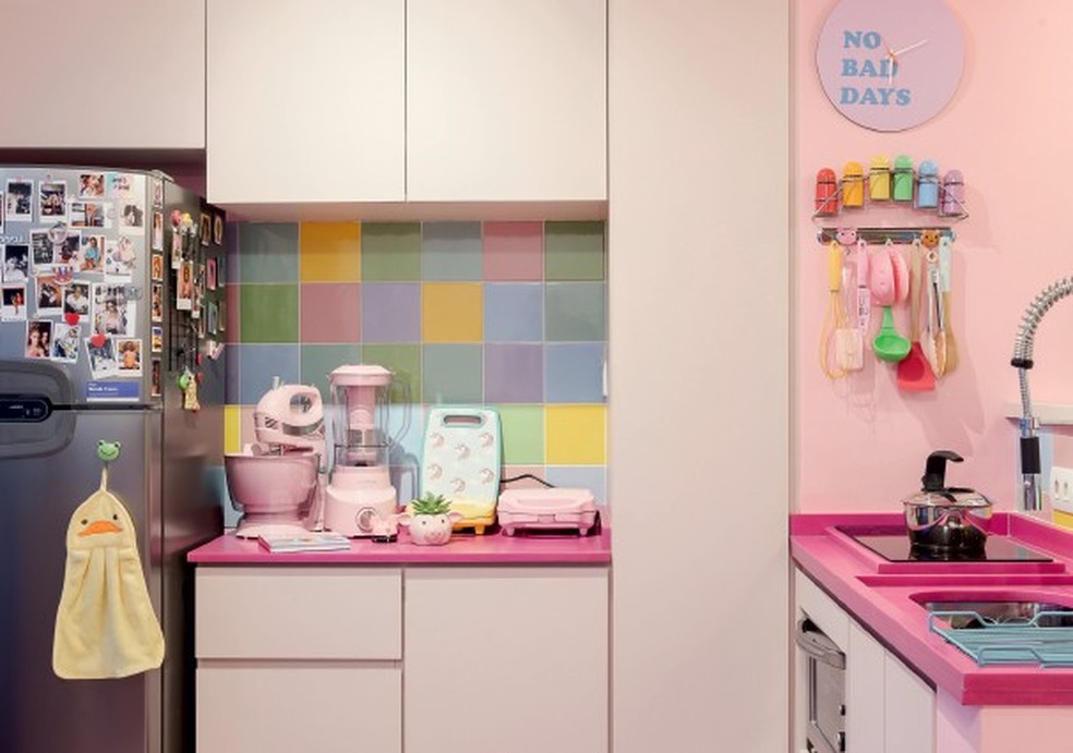 A cozinha rosa com utensílios domésticos no mesmo tom. (Foto: Ricardo Bassetti) — Foto: Glamour