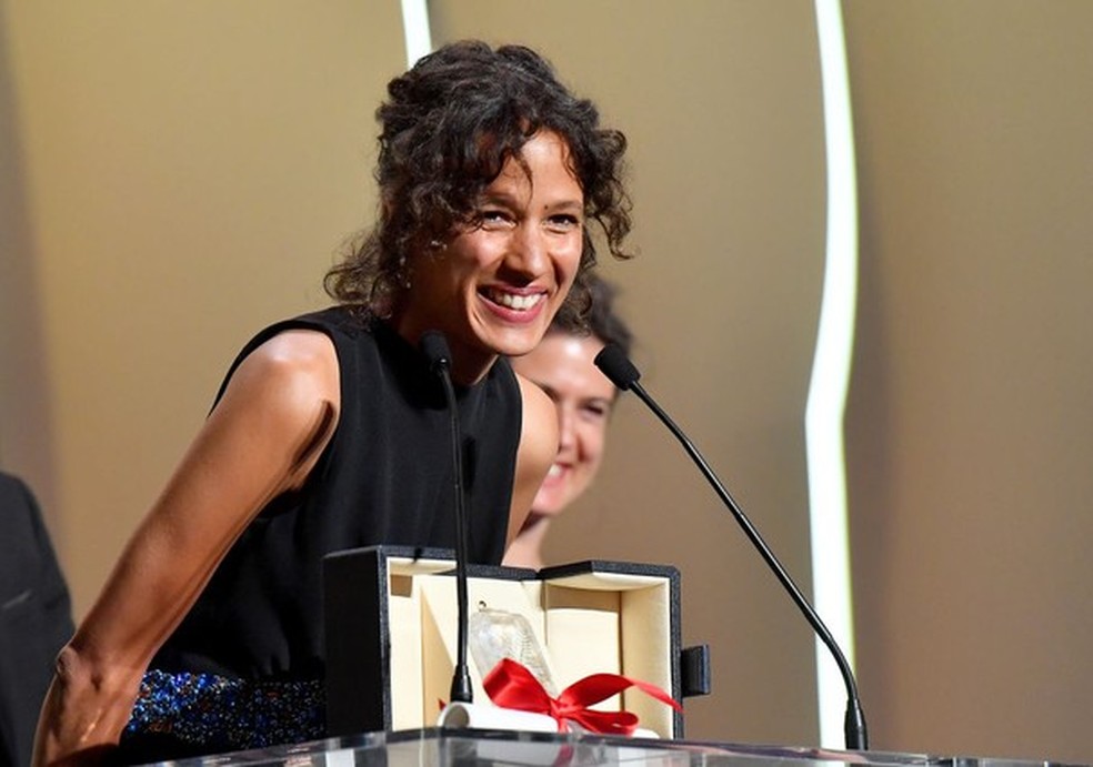 CANNES, FRANCE - MAY 25: Mati Diop speaks after receiving the Grand Prix award for the film "Atlantique" at the Closing Ceremony during the 72nd annual Cannes Film Festival on May 25, 2019 in Cannes, France. (Photo by Stephane Cardinale - Corbis/Corbis vi (Foto: Corbis via Getty Images) — Foto: Glamour