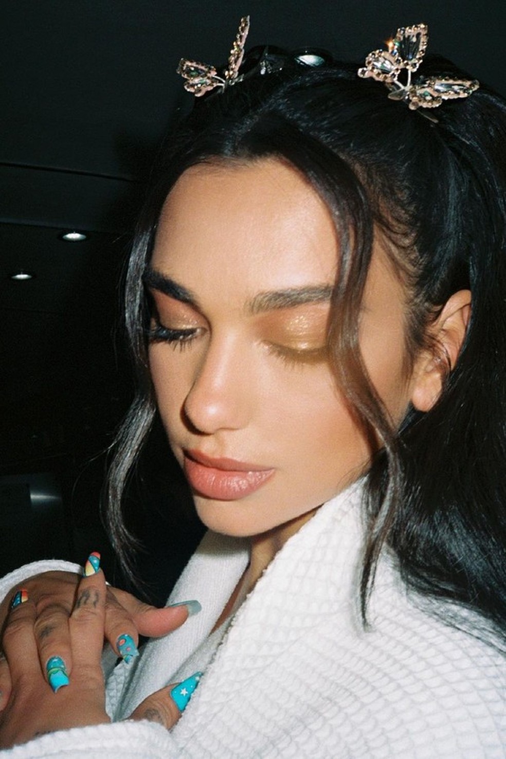 Dua Lipa usando presilhas de cabelo (Foto: @dualipa) — Foto: Glamour