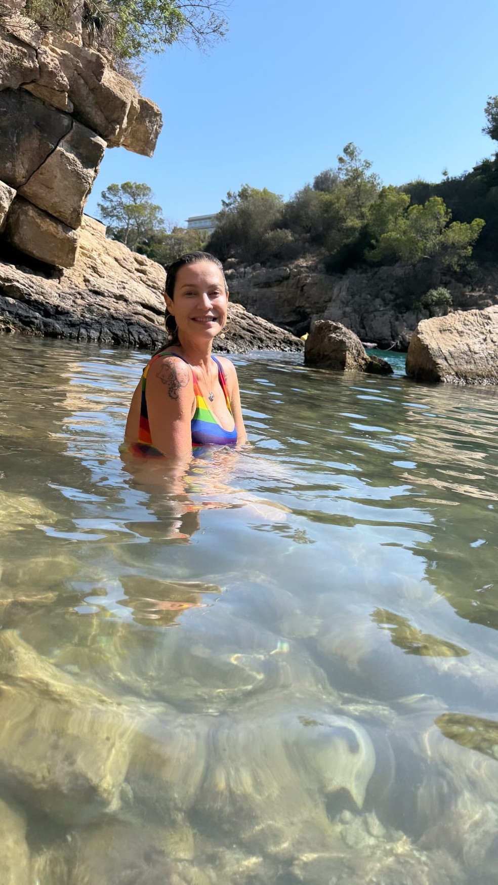 Luana Piovani aposta em maiô cavado e curte dia de Sol com mergulho no mar — Foto: Reprodução/Instagram