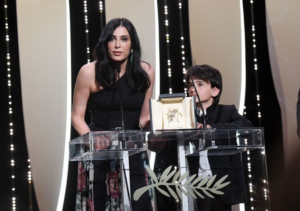 CANNES, FRANCE - MAY 19: Actor Zain Alrafeea (R) looks on as Director Nadine Labaki receives the Jury Prize award for 'Capharnaum' on stage during the Closing Ceremony at the 71st annual Cannes Film Festival at Palais des Festivals on May 19, 2018 in Cann (Foto: Corbis via Getty Images) — Foto: Glamour