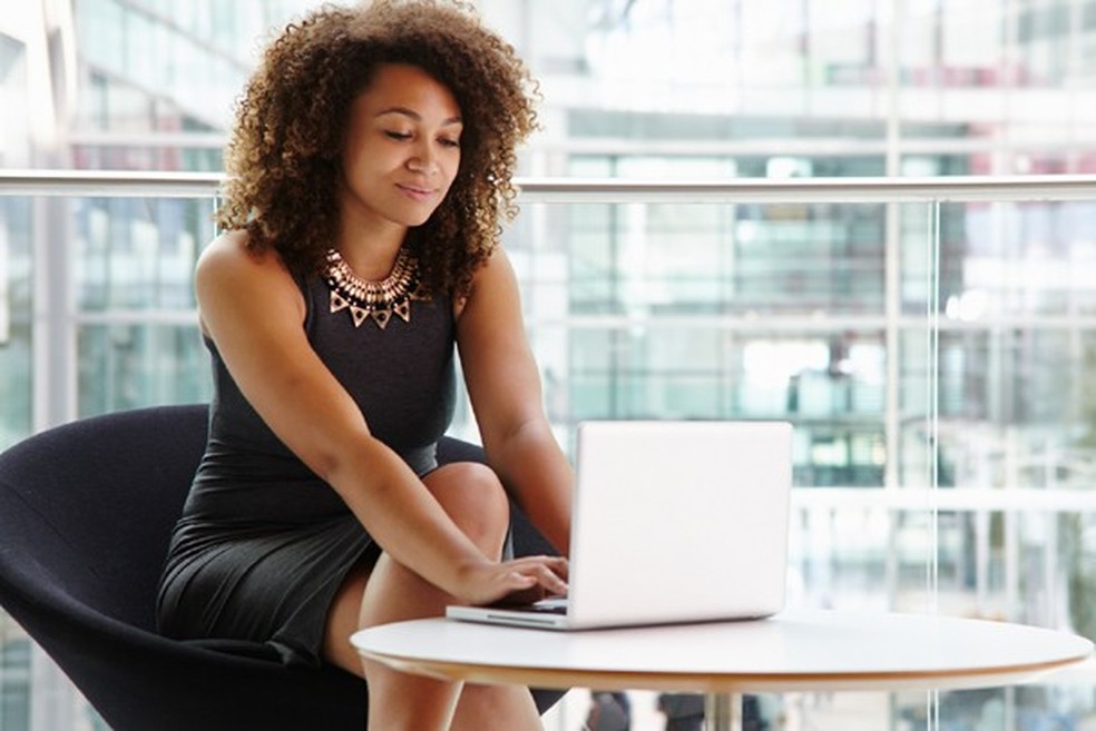 Escolha bem o lugar pra chamar de seu no trabalho, ok? (Foto: Thinkstock) — Foto: Glamour