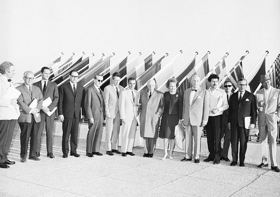 CANNES, FRANCE - 12 MAI: Composition du jury du Festival avec de gauche a droite : Herman Van der Horst, Max Aub, Francois Reichenbach, Istvan Dosai, Flouret, Favre-Lebret, Goffredo Lombardo, Andre Maurois, Olivia de Havilland, presidente, Georges Gerardo (Foto: Gamma-Keystone via Getty Images) — Foto: Glamour