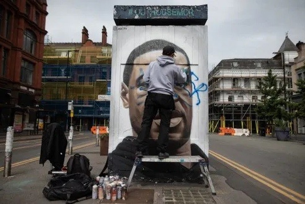 Mural de George Floyd amanhece pichado com comentários racistas (Foto: Reprodução ) — Foto: Glamour