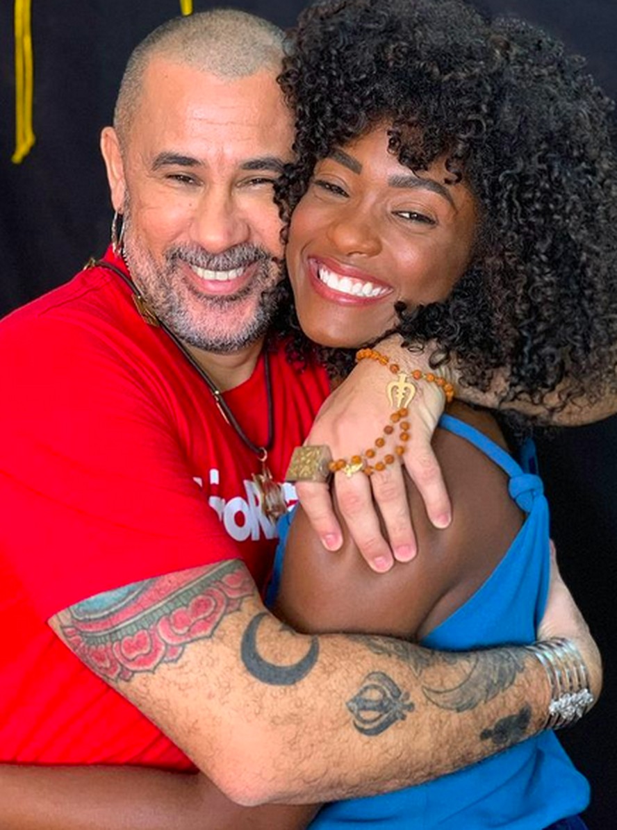 Erika Januza com o noivo, eles se conhecem desde 2019