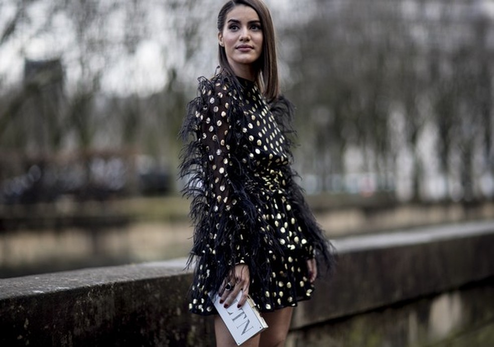 Camila Coelho foi de bolinhas douradas + plumas. Ousada! (Foto: Imaxtree) — Foto: Glamour