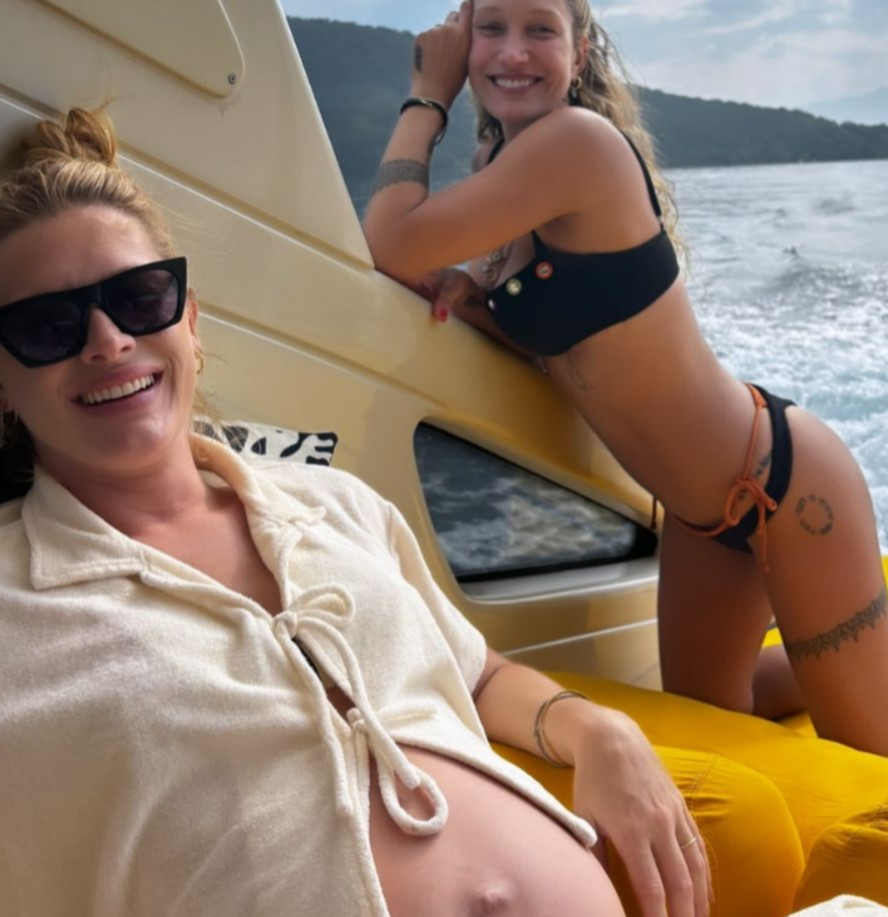 Fiorella Mattheis exibe barriguinha de segunda gestação em passeio de barco com Gabriela Pugliesi