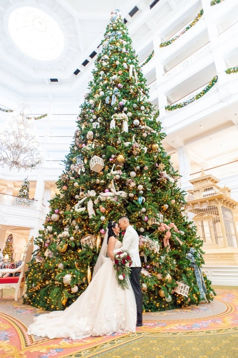 Este casal teve um casamento na véspera de Natal na Disney — e o resultado foi mágico (Foto: Mikkel Paige Photography) — Foto: Glamour