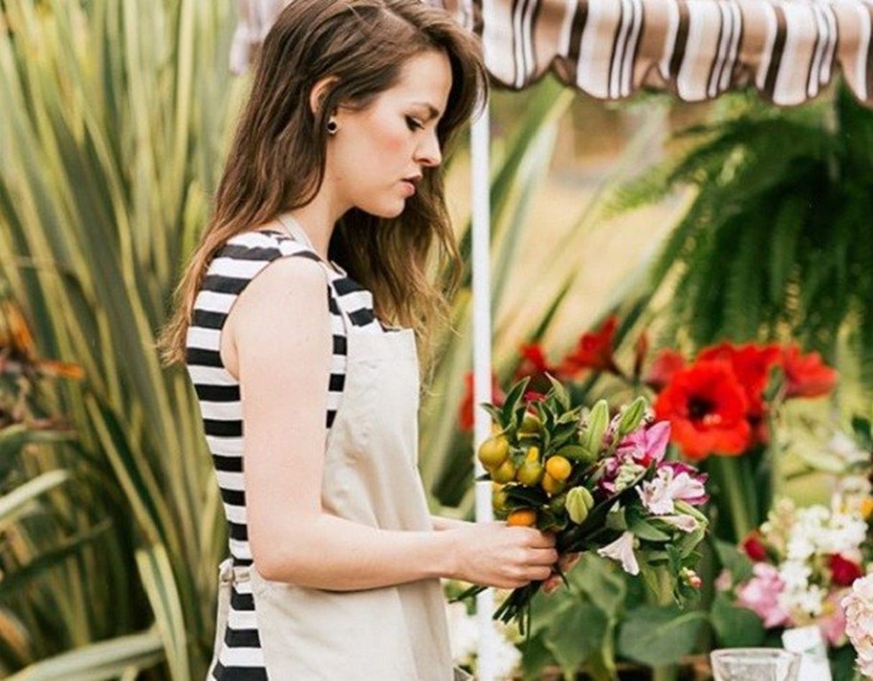 A designer florista abriu o negócio no Dia dos Namorados do ano passado. "Coincidências boas da vida," diz (Foto: Divulgação/Instagram) — Foto: Glamour