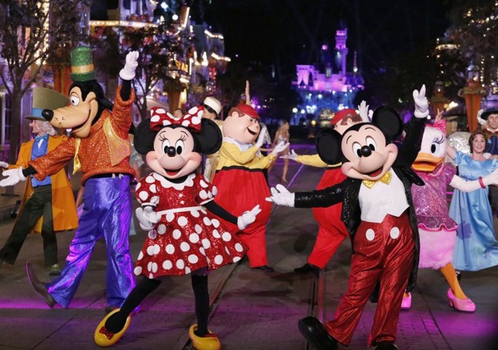 Minnie, Mickey e demais personagens da Disney, no parque Magic Kingdom (Foto: Getty Images) — Foto: Glamour