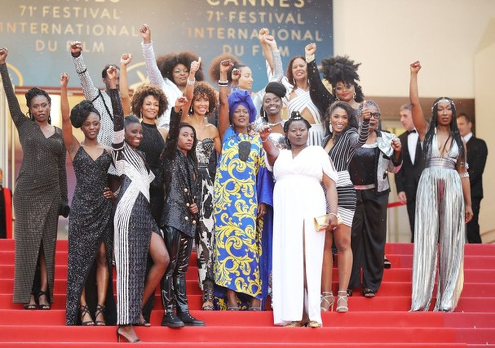 CANNES, FRANCE - MAY 16:  Authors of the book "Noire N'est Pas Mon Métier" (Black is Not My Job) pose on the stairs with Jury member Khadja Nin at the screening of "Burning" during the 71st annual Cannes Film Festival at Palais des Festivals on May 16, 20 (Foto: Getty Images) — Foto: Glamour