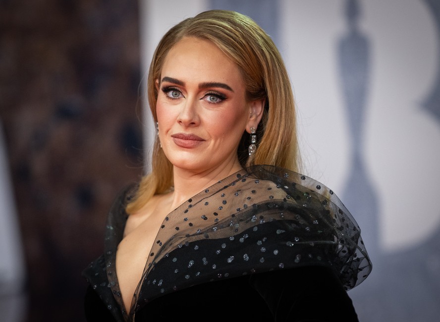 Música de Adele é tema de embate no Brasil