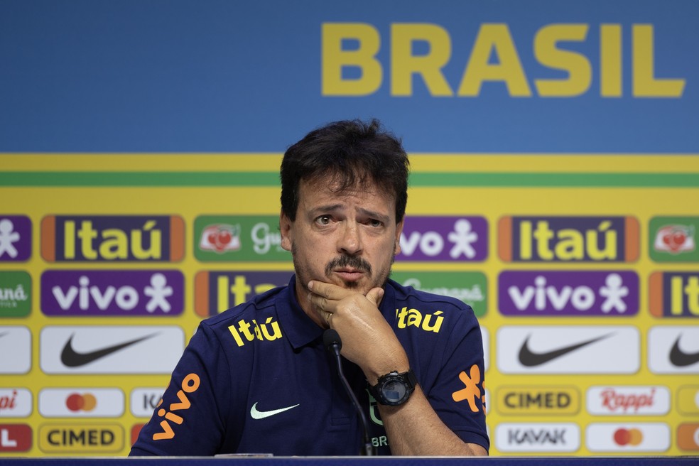 Fernando Diniz convoca Seleção Brasileira com relógio simples de R$ 200 — Foto: Thais Magalhães/CBF