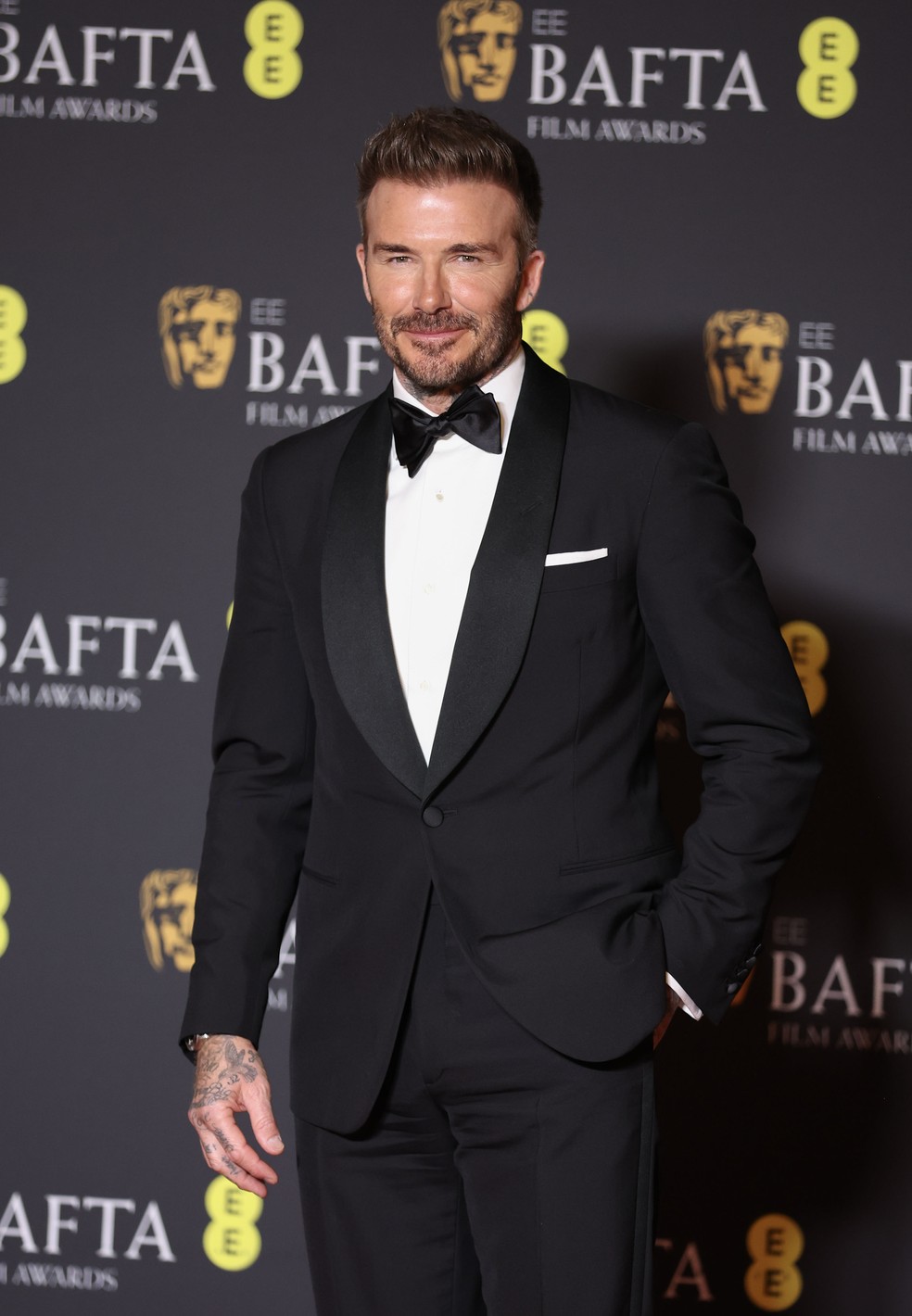 David Beckham com um paletó de lapela shawl durante o BAFTA 2024. — Foto: Getty Images