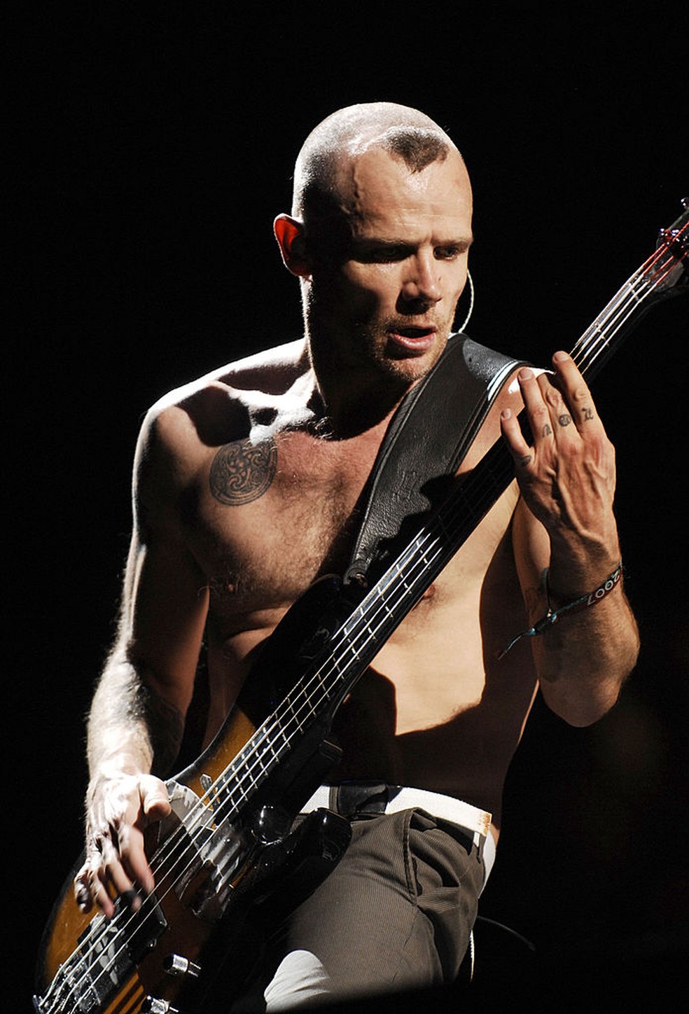 Visual de Flea no Coachella de 2007 — Foto: Kevin Mazur/WireImage