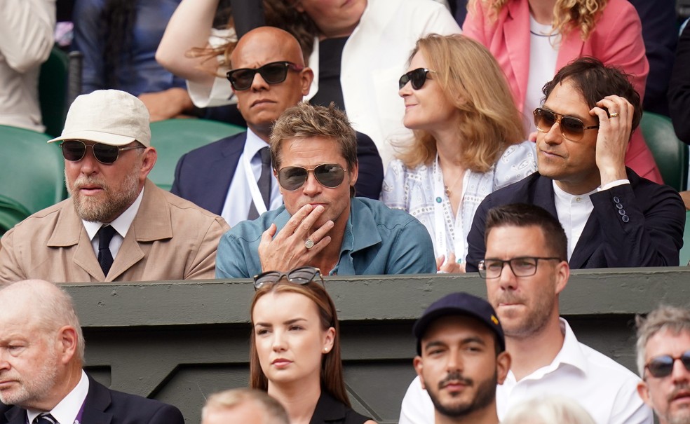 Brad Pitt marca presença na final em Wimbledon com camisa polo de tricô — Foto: Getty Images