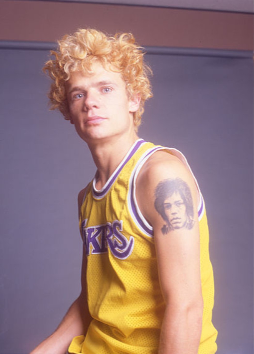 Flea com loiro cacheado em 1986 — Foto: Getty Images