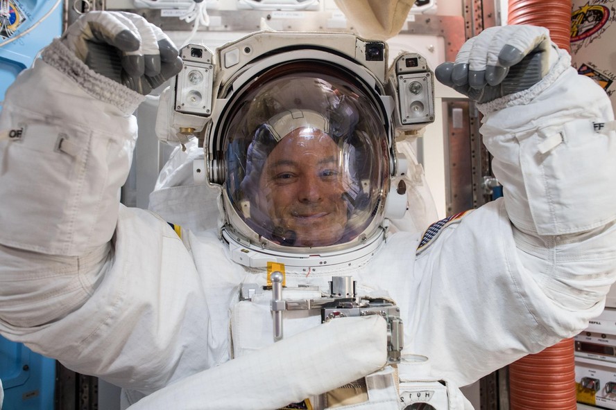O astronauta Scott Tingle se prepara para sua primeira caminhada espacial em 2018