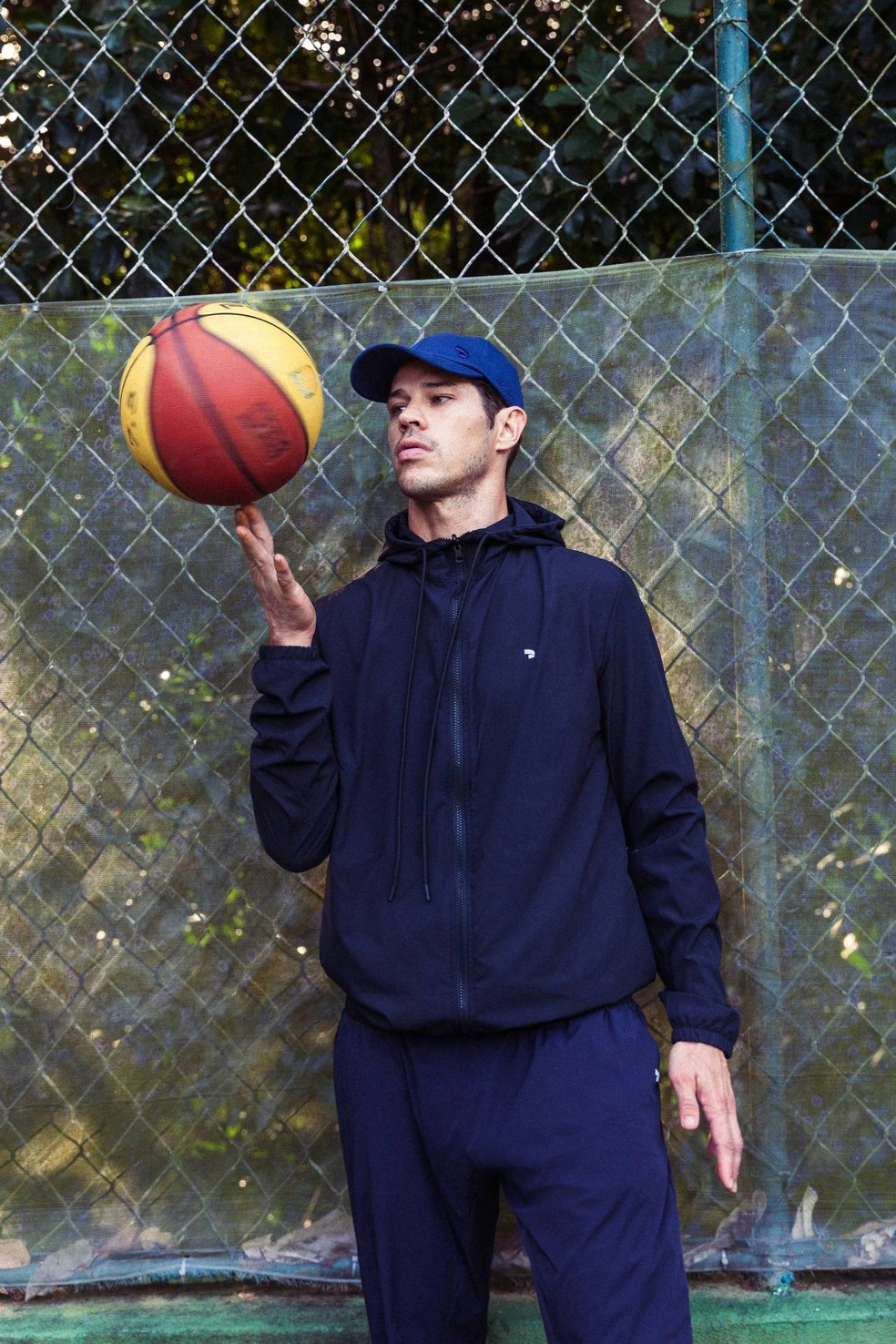 José Loreto ama esportes e costuma praticar basquete uma vez por semana — Foto: Lucas Bori