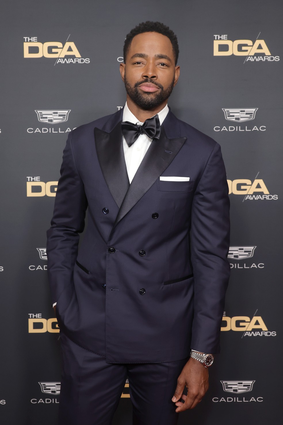 Jay Ellis usou um paletó com lapela peak no 76º prêmio do Directors Guild of America. — Foto: Getty Images