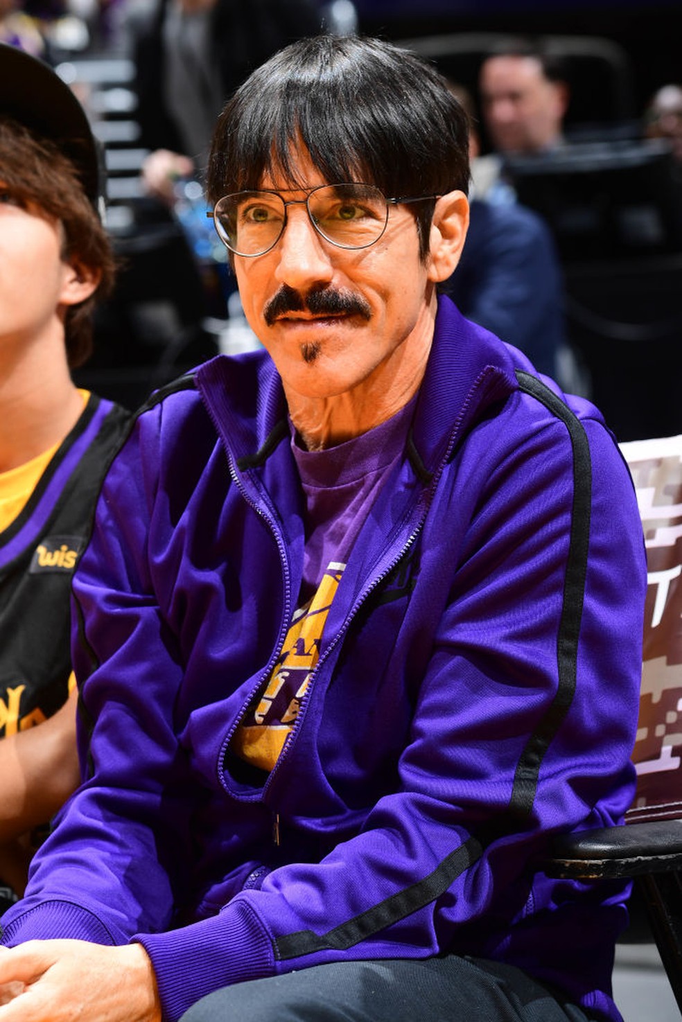 Anthony Kiedis durante partida de basquete entre San Antonio Spurs e Lakers, em 2022. — Foto: Getty Images