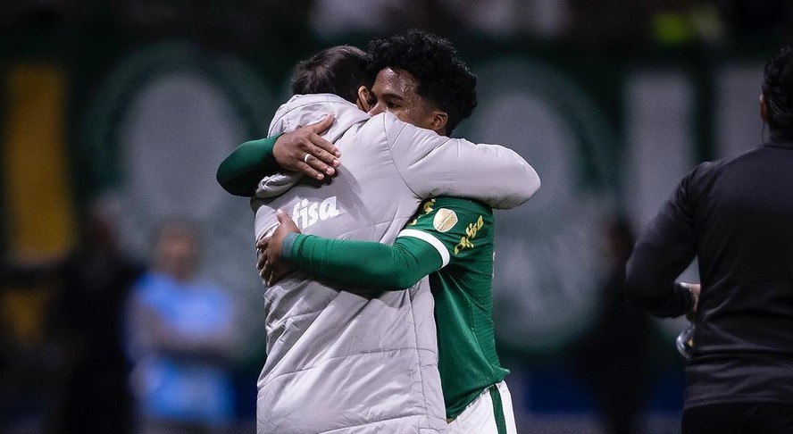 Endrick abraça Abel Ferreira após sua ultima partida pelo Palmeiras contra San Lorenzo; jogo foi válido pela última rodada da fase de grupos da Libertadores da América 2024