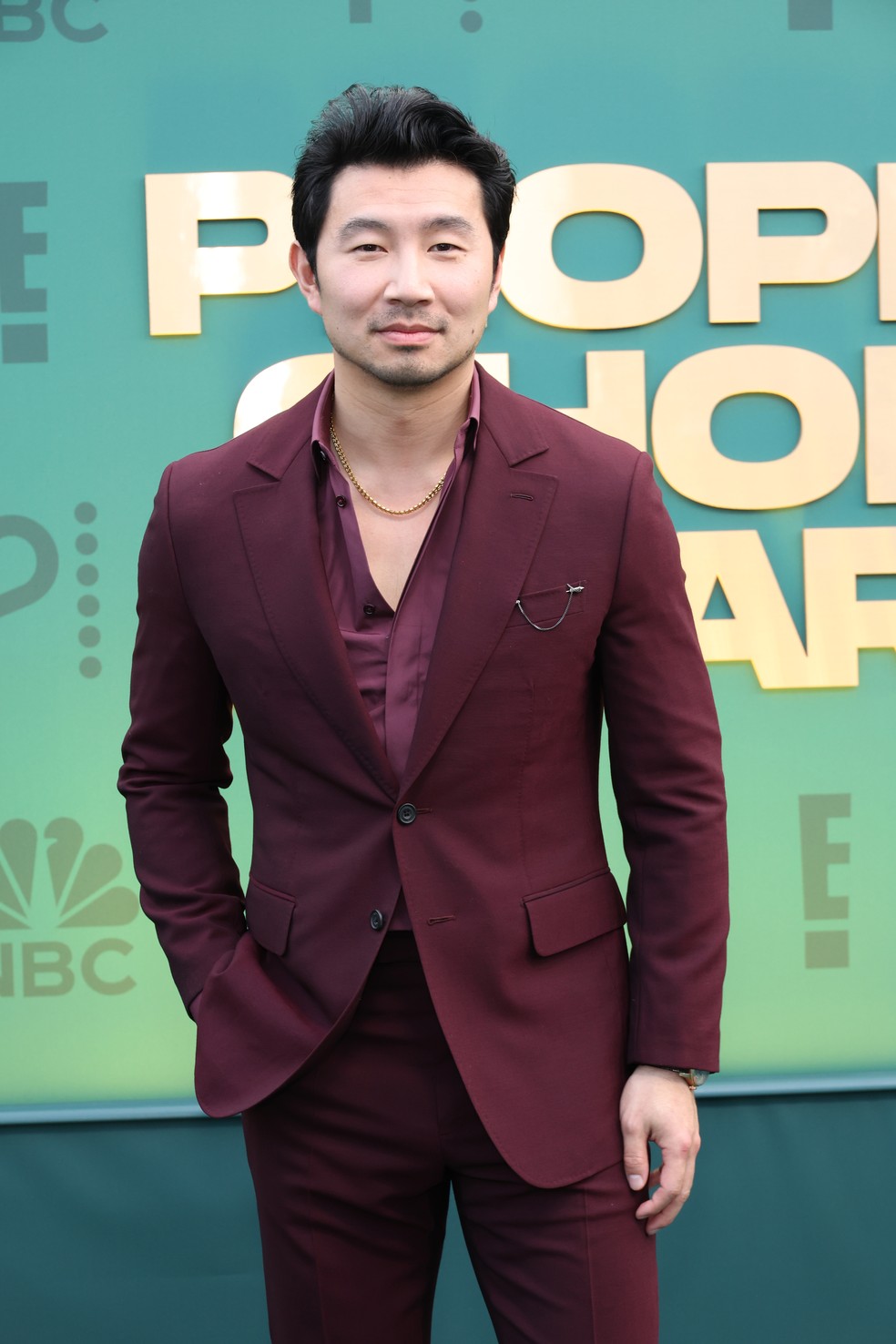 Simu Liu usou um paletó com lapela notch no People's Choice Awards 2024. — Foto: Getty Images