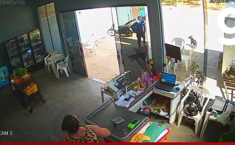 Dona de mercado reage a assalto e bota ladrões para correr com facão em MT; vídeo
