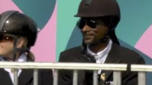 'Figuraça' Snoop Dogg acompanha final do hipismo vestido a caráter