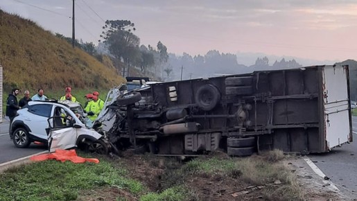 Veículos batem de frente, caminhão tomba e 3 pessoas morrem em rodovia do PR