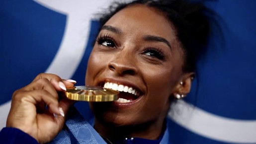 Grillz: saiba o que é a joia que Biles usa nos dentes