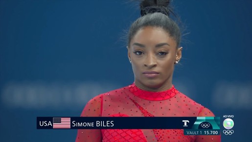 Simone Biles tira 15,700 no primeiro salto da final