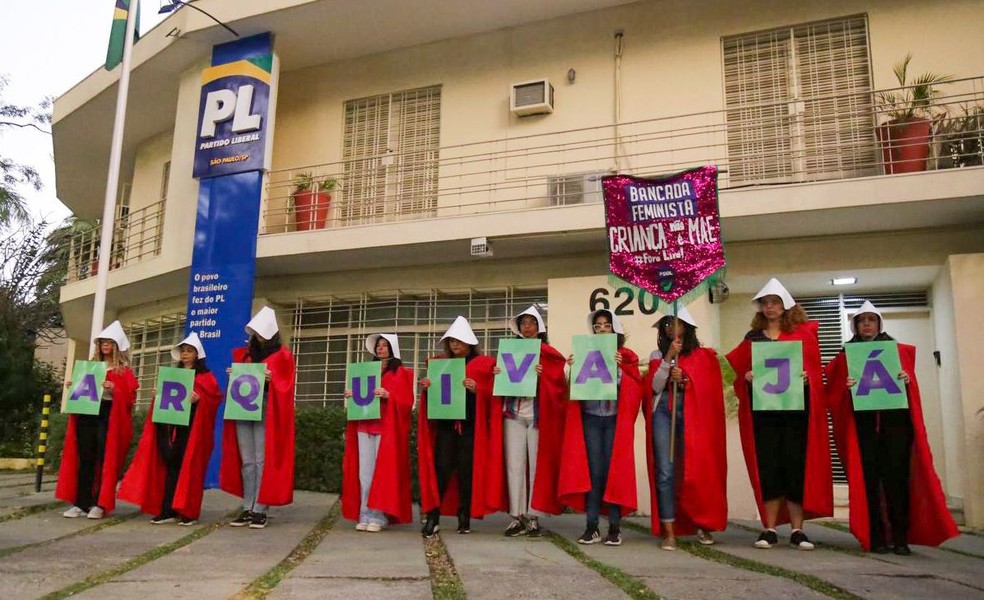 Bancada Feminista do PSOL protesta vestindo trajes de 'O Conto da Aia' em frente à sede do PL; grupo pede arquivamento do projeto de lei que equipara aborto a homicídio — Foto: Bancada Feminista do PSOL