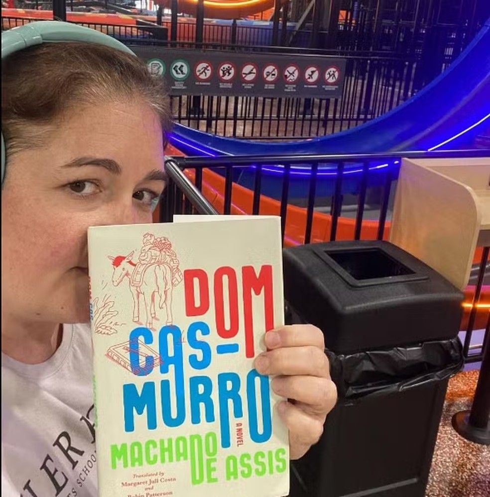 Courtney também já leu 'Dom Casmurro' — Foto: Reprodução