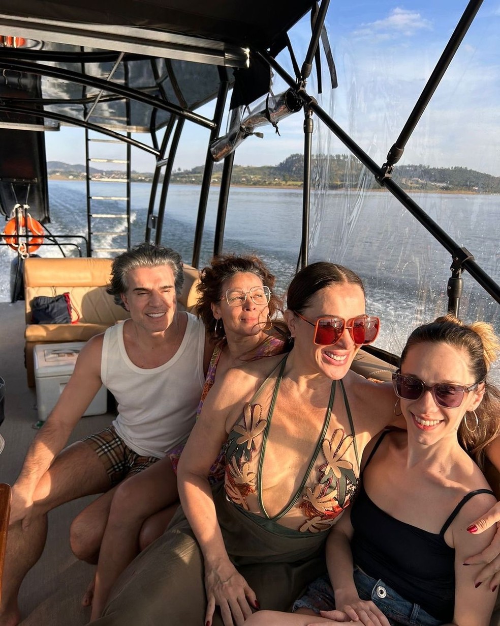 Claudia Raia mostra passeio de barco ao lado de amigos — Foto: Reprodução