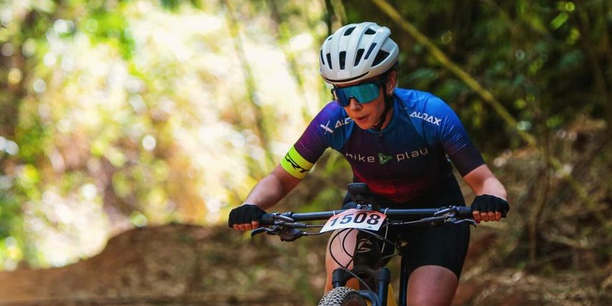 Ciclista que viralizou ao relatar assédio sexual durante treino: "Medo de treinar sozinha"