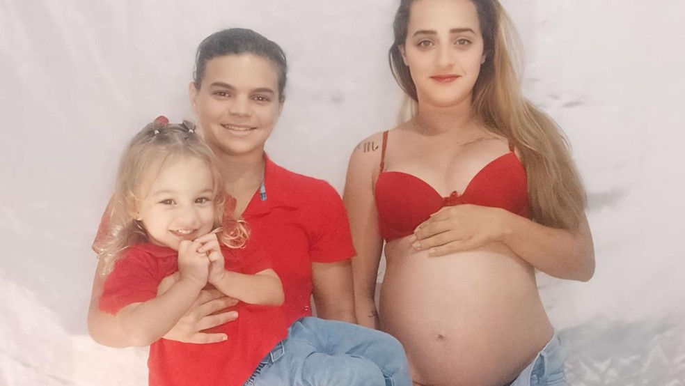 Luana Costa e Daniela Gutierrez esperam o segundo filho, Matteo. Aqui, elas posam com a filha mais velha, Maitê, de 2 anos — Foto: Acervo pessoal