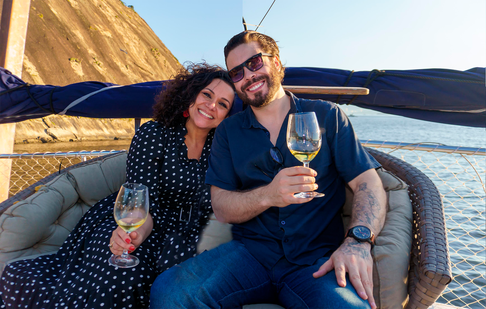 Elaine de Oliveira e seu amor, Mario Vascon, curtindo bons vinhos juntos — Foto: Acervo pessoal