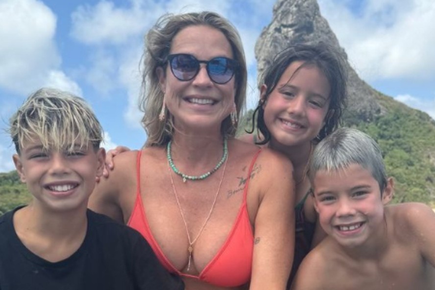 Luana Piovani posa com os filhos em Fernando de Noronha durante passeio de canoa havaiana