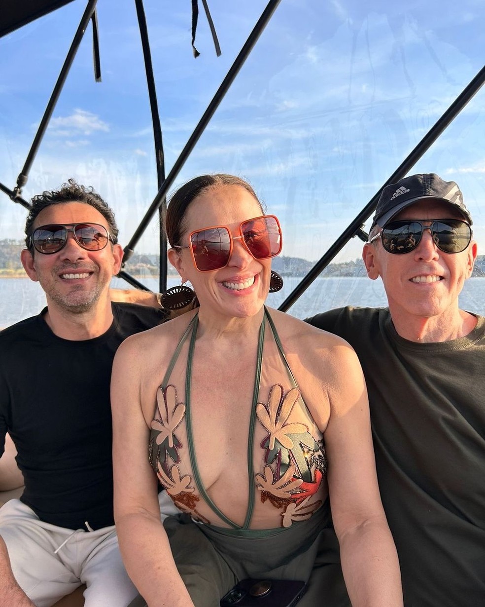 Claudia Raia mostra passeio de barco ao lado de amigos — Foto: Reprodução