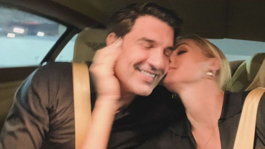 Ana Hickmann e Edu Guedes posaram no carro