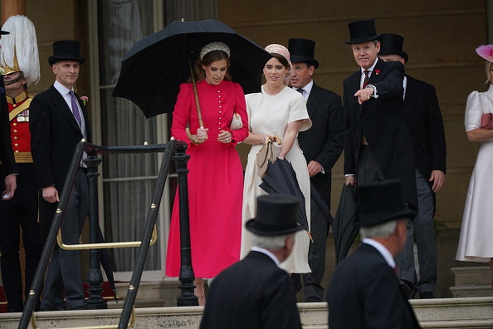 As princesas Eugene e Beatrice, filhas de Andrew — Foto: Getty Images