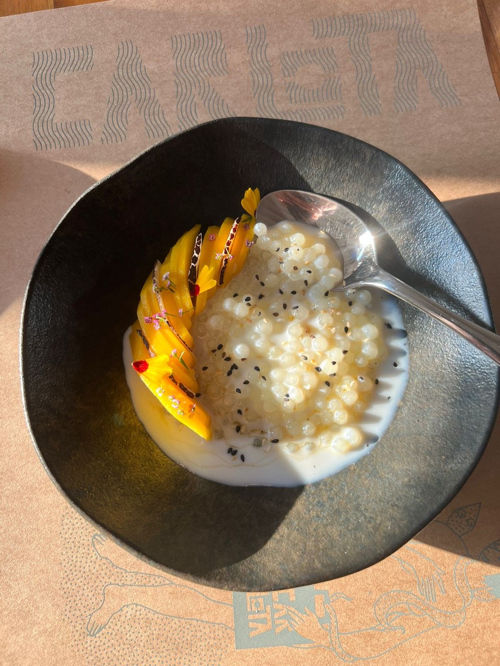 A sobremesa Tapioca Cremosa com coco e manga fatiada — Foto: Acervo pessoal