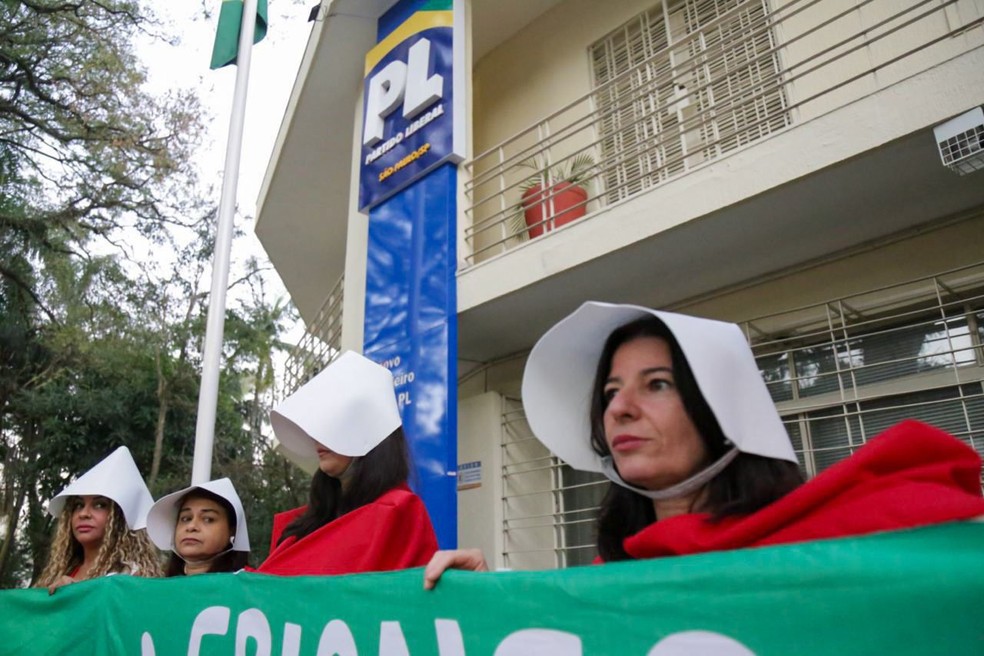 Bancada Feminista do PSOL protesta vestindo trajes de 'O Conto da Aia' em frente à sede do PL; grupo pede arquivamento do projeto de lei que equipara aborto a homicídio — Foto: Bancada Feminista do PSOL