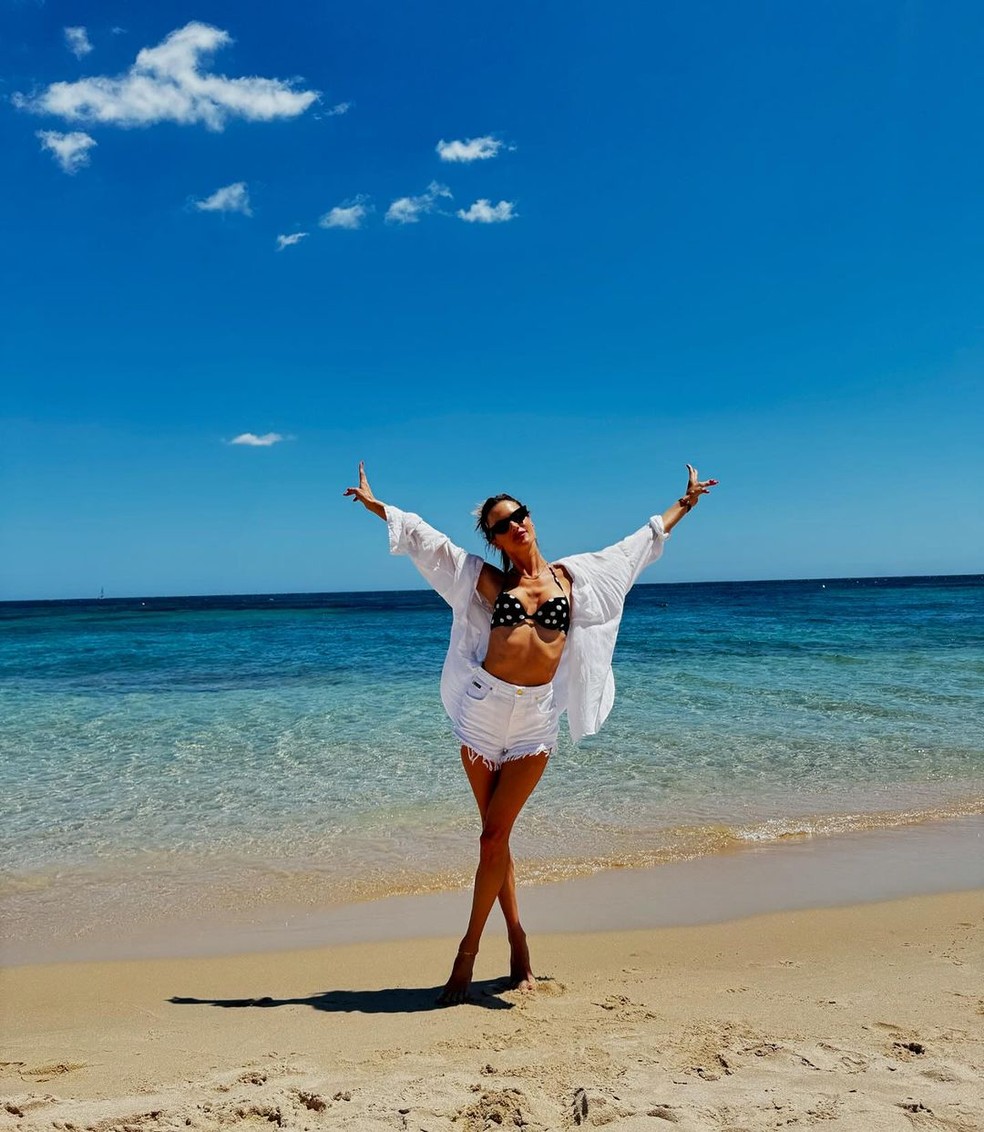 Alessandra Ambrosio posa de biquíni em praia italiana — Foto: Instagran