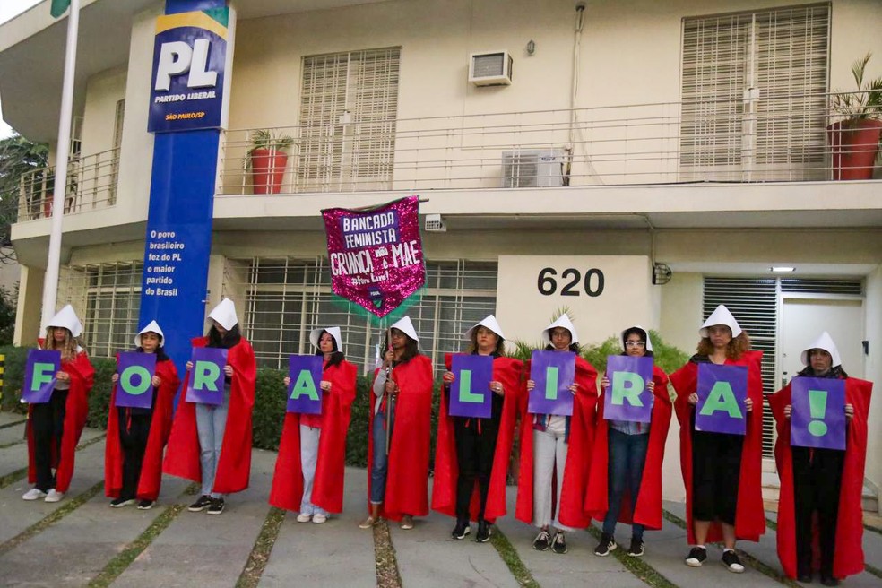 Bancada Feminista do PSOL protesta vestindo trajes de 'O Conto da Aia' em frente à sede do PL; grupo pede arquivamento do projeto de lei que equipara aborto a homicídio — Foto: Bancada Feminista do PSOL