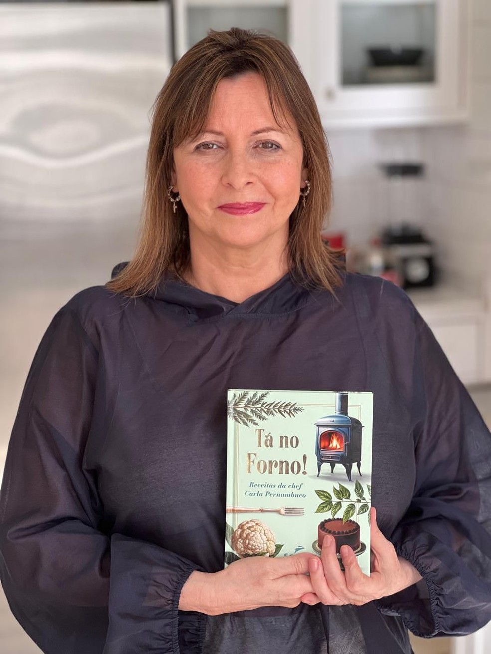 Carla Pernambuco e seu livro 'Tá no Forno!' — Foto: Acervo pessoal