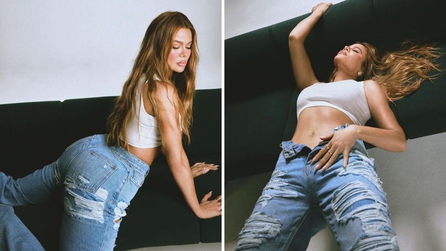 Khloé Kardashian posou de jeans e regata branca